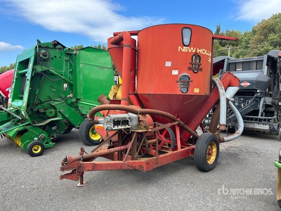 New Holland 352 S/A Feed Grinder Mixer