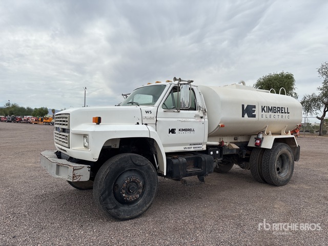 1990 Ford F-800 2000 gal 4x2 Water Truck