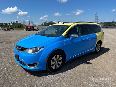 2018 Chrysler Pacifica Plug-In Hybrid Minivan