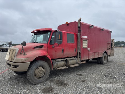 2014 International 4300M7 SBA 4x4 Crew Cab Camion utilitaire