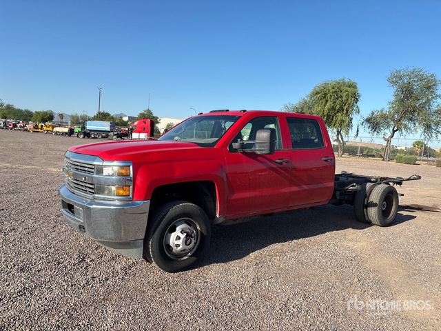 2015 Chevrolet Silverado 2500HD 4x2 Crew Cab Cab and Chassis