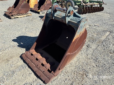 Hyundai R220 37 in Excavator Bucket