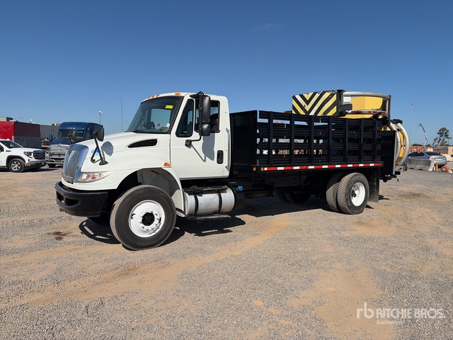 2015 International 4300 4x2 Attenuator Truck