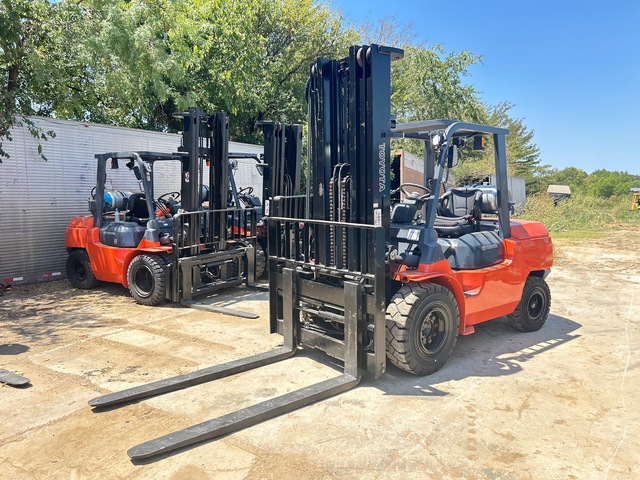 2011 Toyota 7FGAU50 5950 lb Pneumatic Tire Forklift