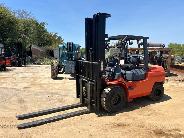 2009 Toyota 7FGAU50 7550 lb Pneumatic Tire Forklift