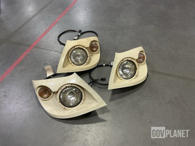 (11) Navistar Defense 3674972C92 Headlights