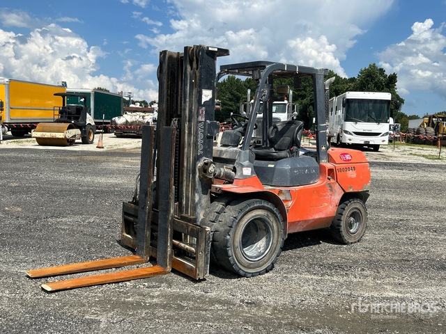 Toyota 7FDU45 Pneumatic Tire Forklift