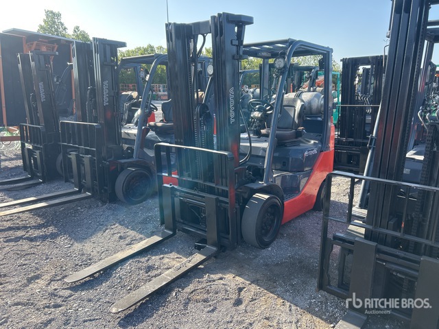 2009 Toyota 8FGCU25 4800 lb Pneumatic Tire Forklift