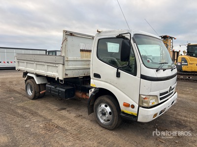 2007 Hino 300 4x2 2-Achs Kipper-Lkw