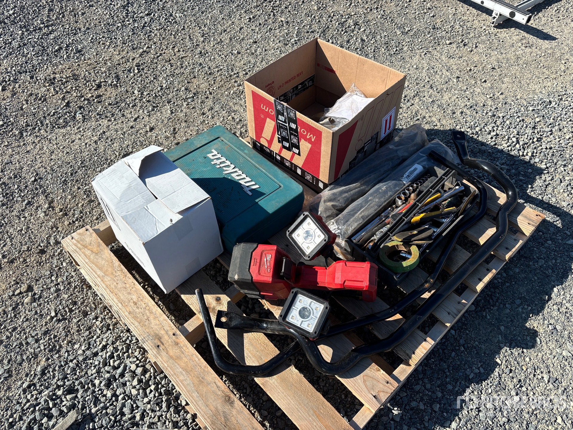 Quantity of Parts and Tools Divers