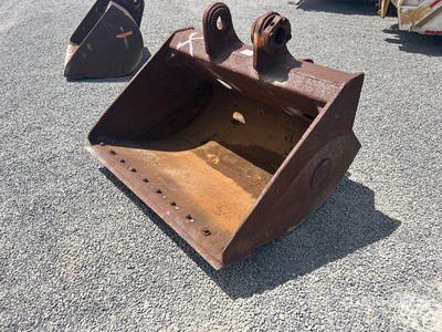CF 60 in Cleanup Excavator Bucket
