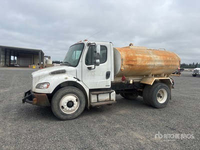 2007 Freightliner M2 106 4x2 2000 Gallon 4x2 Camion à eau