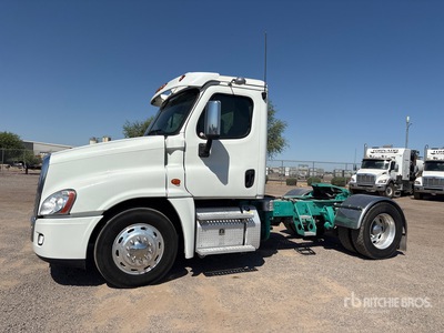 2015 Freightliner Cascadia 113 4x2 S/A Day Cab Truck Tractor