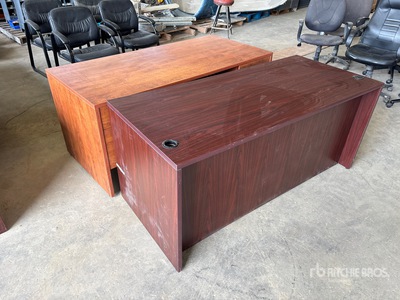 Quantity of (2) 5 ft 6 in x 2 ft 6 in Desk ورش و مخازن متنوعة
