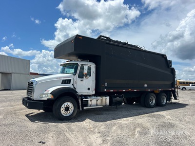 Knuckle Boom on 2013 Mack GU813 6x4 Wóz chwytakowy
