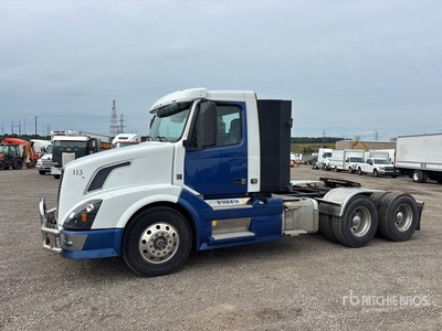2012 Volvo VNL64T-300 6x4 Ciągnik siodłowy T/A z kabiną dzienną