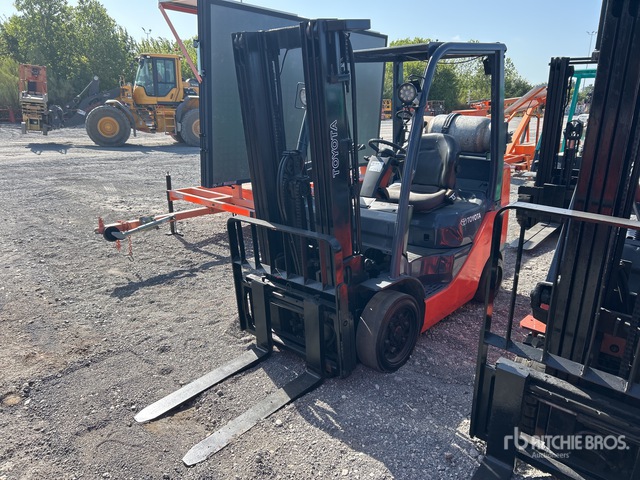 2014 Toyota 8FGCU25 4500 lb Pneumatic Tire Forklift