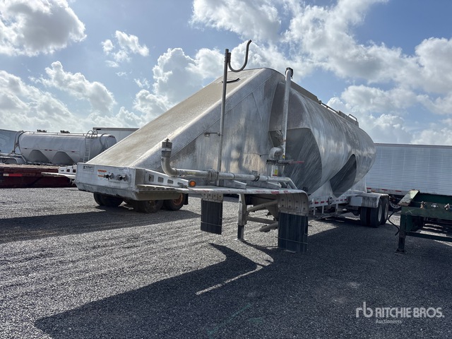 MAC T/A Pneumatic Bulk Trailer