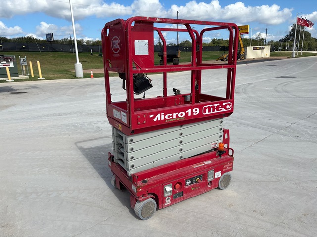 2020 MEC Micro 19 Electric Scissor Lift