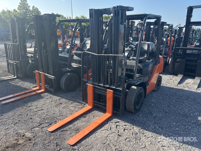 2013 Toyota 8FGU25 4500 lb Pneumatic Tire Forklift