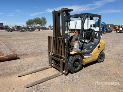 Komatsu FG25HT-16 4000 lb Cushion Tire Chariot Élévateur