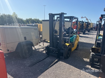 Komatsu FG25T16 3900 lb Pneumatic Tire Forklift
