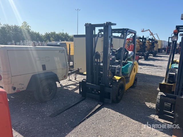Komatsu FG25T16 3900 lb Pneumatic Tire Forklift