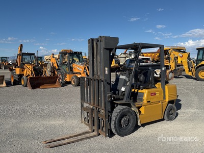 Komatsu FG25-6 3730 lb Pneumatic Tire Forklift