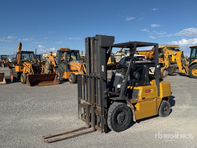 Komatsu FG25-6 3730 lb Pneumatic Tire Forklift