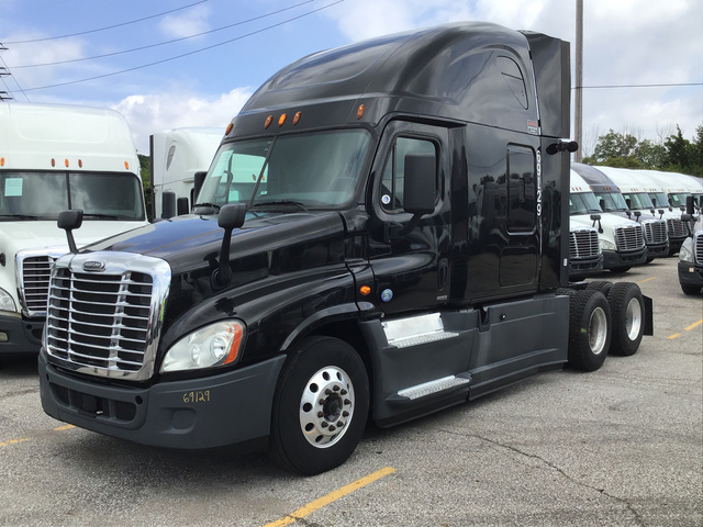 2015 Freightliner Cascadia 125 T/A Sleeper Truck Tractor 2015 Freightliner Cascadia 125 T/A Sleeper Truck Tractor