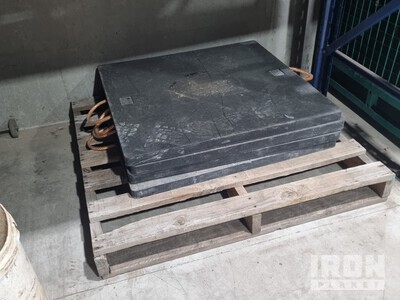 Quantity of (4) 1 m x 1 m 40 Tonne UHMW Poly Crane Mats
