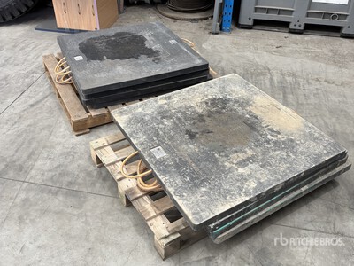 Quantity of (8) 900 mm x 900 mm 35 Tonne UHMW Poly Supporti in legno per gru