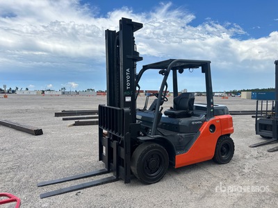 2015 Toyota 8FD35U 8000 lb Pneumatic Tire Forklift