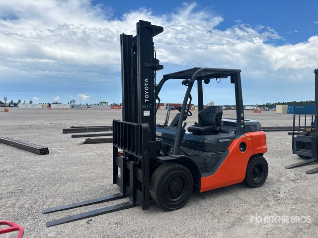 2015 Toyota 8FD35U 8000 lb Pneumatic Tire Forklift