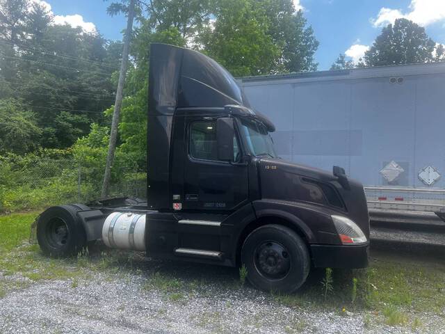 2015 Volvo VNL S/A Day Cab Truck Tractor (Inoperable) 2015 Volvo VNL S/A Day Cab Truck Tractor (Inoperable)