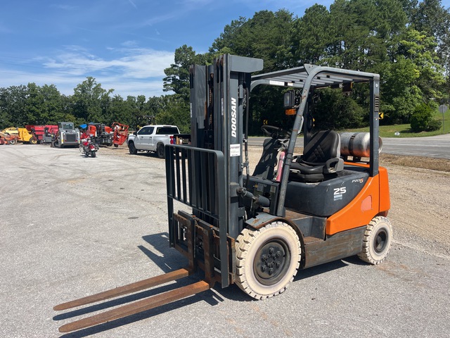 2015 Doosan G25E-5 4600 lb Pneumatic Tire Forklift 2015 Doosan G25E-5 4600 lb Pneumatic Tire Forklift