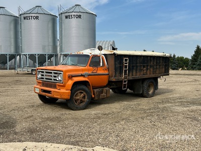 1976 GMC 6500 4x2 Camión de granos (Inoperable)