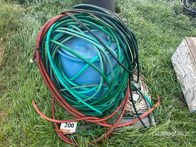 Quantity of Hoses and 50 gal Container Articoli da ferramenta e di consumo