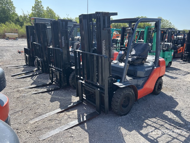2019 Toyota 8FGU25 4500 lb Pneumatic Tire Forklift (Inoperable)