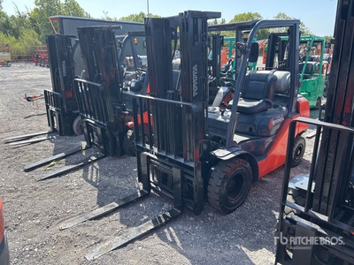 2015 Toyota 8FGU25 4500 lb Pneumatic Tire Forklift