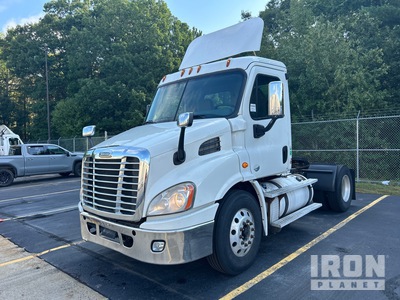 2013 Freightliner Cascadia 113 4x2 S/A Day Cab Truck Tractor