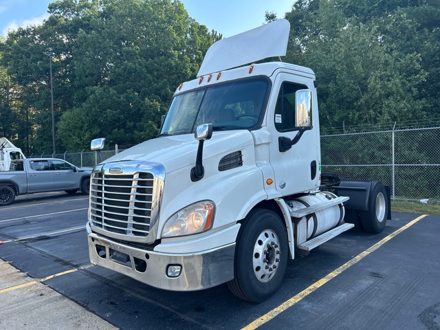 2013 Freightliner Cascadia 113 4x2 S/A Day Cab Truck Tractor