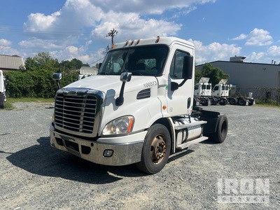 2015 Freightliner Cascadia 113 4x2 S/A Day Cab Truck Tractor