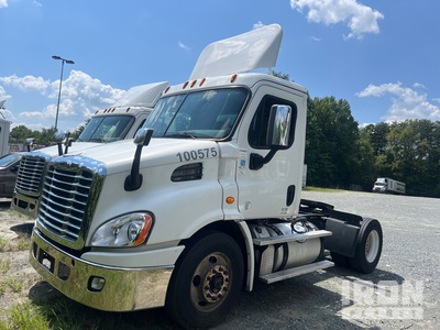 2015 Freightliner Cascadia 113 4x2 S/A Day Cab Truck Tractor