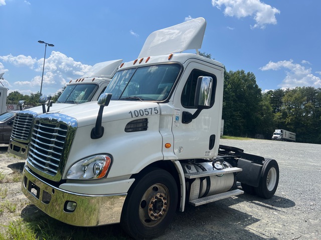 2015 Freightliner Cascadia 113 4x2 S/A Day Cab Truck Tractor 2015 Freightliner Cascadia 113 4x2 S/A Day Cab Truck Tractor