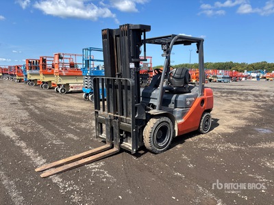 2015 Toyota 8FGU25 4000 lb フォークリフト