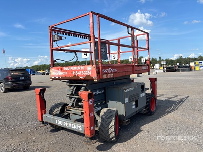 2017 Skyjack SJ6832 RT 4x4 Dual Fuel منصة رفع متحركة