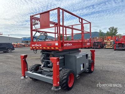 2018 Skyjack SJ6832RT 4x4 Dual Fuel Scissor Lift