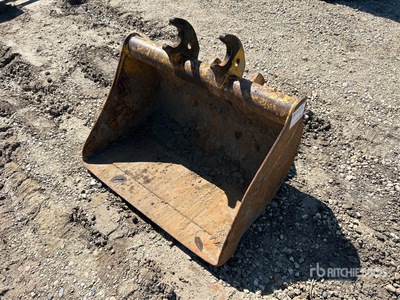 35 in Q/C Cleanup Excavator Bucket - Fits John Deere 50G