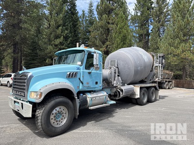 2012 MACK TRUCKS INC GU 8x4 Twin-Steer شاحنة خلاط
